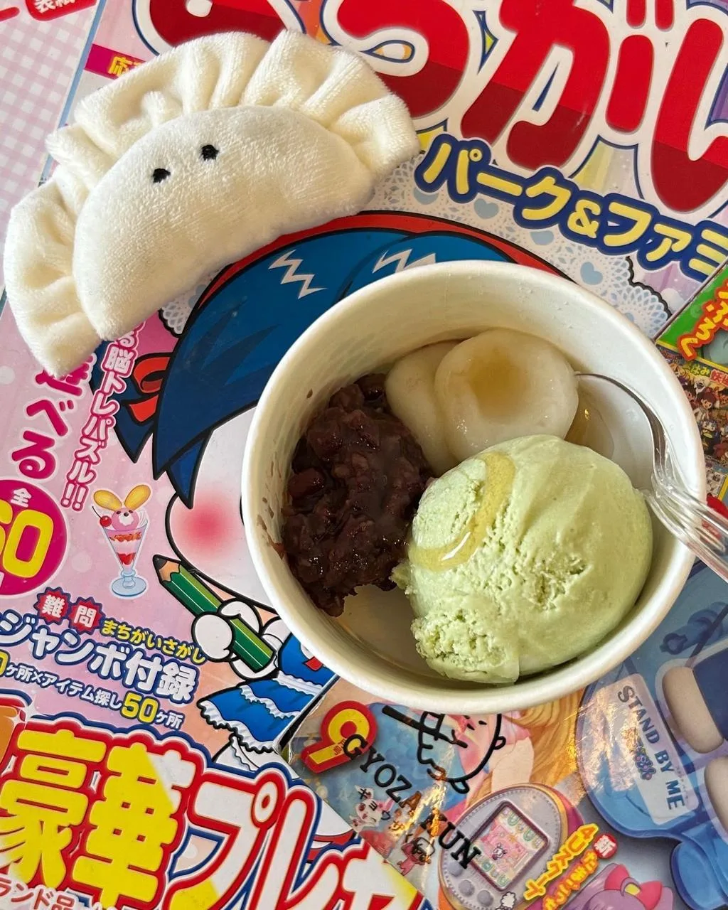Shiratama-ice y un peluche de gyoza sobre una revista japonesa