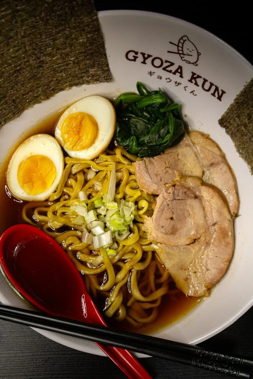 Ramen en tazón Gyoza Kun con fideos, huevo, láminas de cerdo, verduras y cebollín