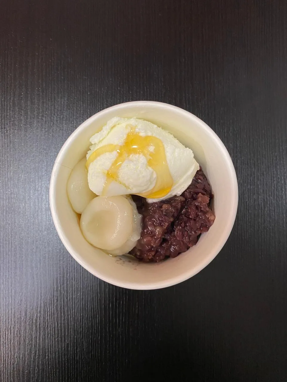 Shiratama-ice visto desde arriba: mochis, dulce de frijol rojo y helado con miel